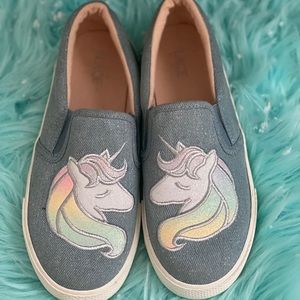 Size 4 girls slip on.